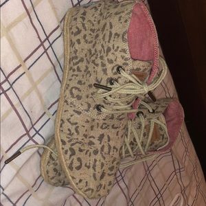 Leopard print toms